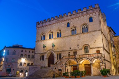 İtalya 'nın eski Perugia kasabasında, Palazzo dei Priori' nin üzerinde gün doğumu.