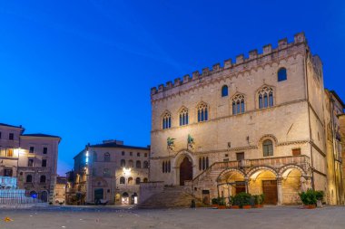 İtalya 'nın eski Perugia kasabasında, Palazzo dei Priori' nin üzerinde gün doğumu.