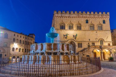 İtalya 'nın eski Perugia kasabasında, Palazzo dei Priori' nin üzerinde gün doğumu.