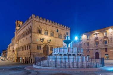 İtalya 'nın eski Perugia kasabasında, Palazzo dei Priori' nin üzerinde gün doğumu.