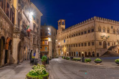 İtalya 'nın eski Perugia kasabasında, Palazzo dei Priori' nin üzerinde gün doğumu.