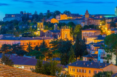 İtalyan şehri Perugia 'nın gece manzarası.