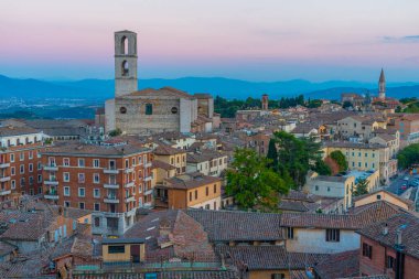 Perugia, İtalya 'daki San Domenico manastırının günbatımı manzarası.
