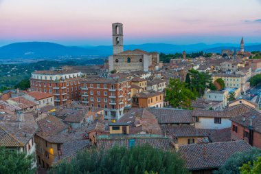 Perugia, İtalya 'daki San Domenico manastırının günbatımı manzarası.