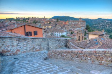 Porta Sole, İtalya 'dan Perugia' nın gün batımı manzarası.