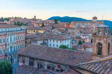 Porta Sole, İtalya 'dan Perugia' nın gün batımı manzarası.