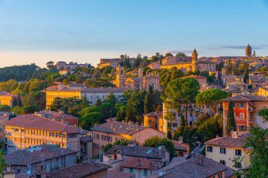 İtalya 'nın Perugia kentinin günbatımı manzarası.