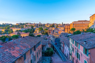 Perugia, İtalya 'dan geçen eski bir su kemerinin günbatımı manzarası.