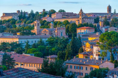 İtalya 'nın Perugia kentinin günbatımı manzarası.