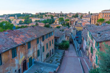 Perugia, İtalya 'dan geçen eski bir su kemerinin günbatımı manzarası.