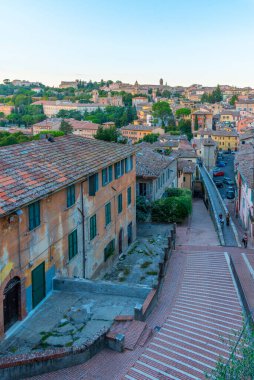 Perugia, İtalya 'dan geçen eski bir su kemerinin günbatımı manzarası.