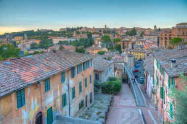 Perugia, İtalya 'dan geçen eski bir su kemerinin günbatımı manzarası.