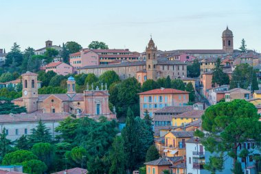 İtalya 'nın Perugia kentinin günbatımı manzarası.