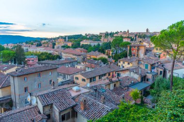 İtalya 'nın Perugia kentinin günbatımı manzarası.