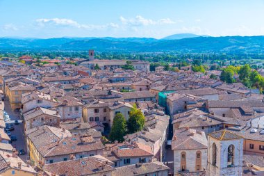 İtalyan kenti Gubbio 'nun çatılarının havadan görünüşü.