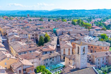 İtalyan kenti Gubbio 'nun çatılarının havadan görünüşü.