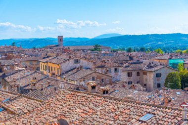 İtalyan kenti Gubbio 'nun çatılarının havadan görünüşü.