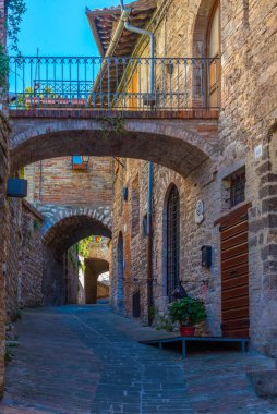 İtalya 'nın eski Gubbio kasabasında dar bir sokak..