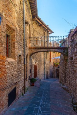 İtalya 'nın eski Gubbio kasabasında dar bir sokak..