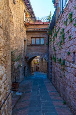 İtalya 'nın eski Gubbio kasabasında dar bir sokak..