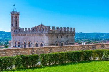 Gubbio 'daki çatılarda Palazzo dei Consoli, İtalya.