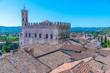 Gubbio 'daki çatılarda Palazzo dei Consoli, İtalya.
