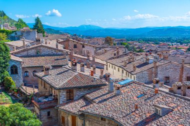 İtalyan kenti Gubbio 'nun çatılarının havadan görünüşü.