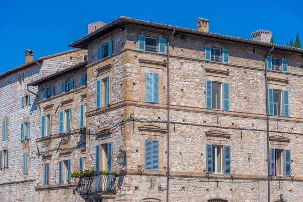 İtalya 'nın eski Assisi kasabasında dar bir sokak..