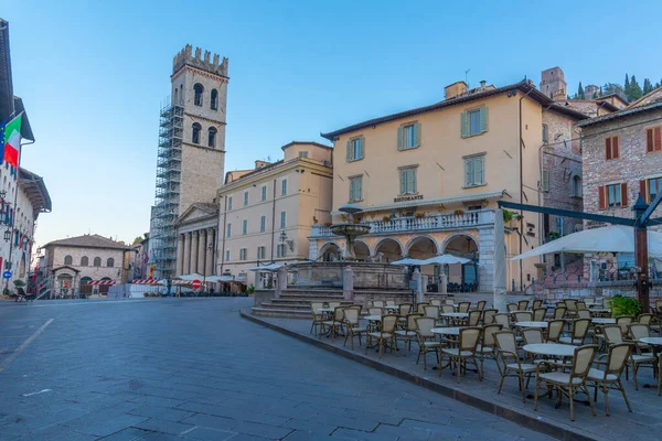 İtalyan kasabası Assisi 'nin merkezinde Piazza del Comune üzerinde gün doğumu.