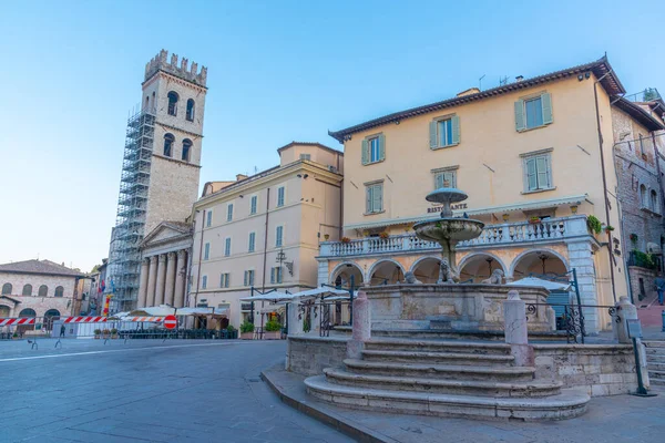 İtalyan kasabası Assisi 'nin merkezinde Piazza del Comune üzerinde gün doğumu.