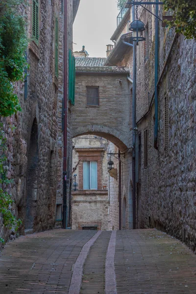 Enge Gasse Der Altstadt Von Assisi Italien — Stockfoto