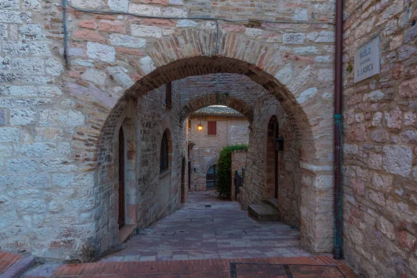 İtalya 'nın eski Assisi kasabasında dar bir sokakta gün batımı.