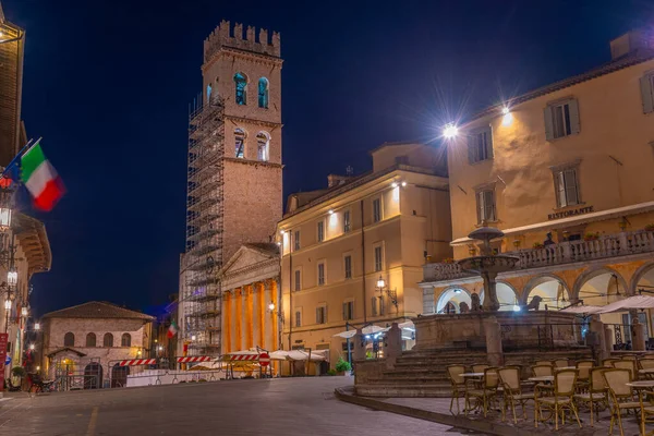İtalyan kasabası Assisi 'nin merkezinde Piazza del Comune üzerinde gün doğumu.