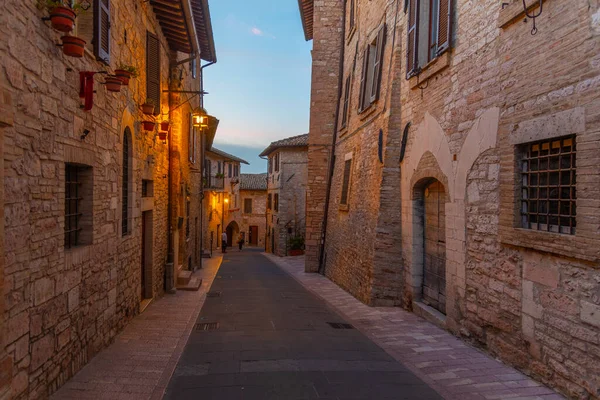 Západ Slunce Nad Úzkou Uličkou Starém Městě Assisi Itálii — Stock fotografie