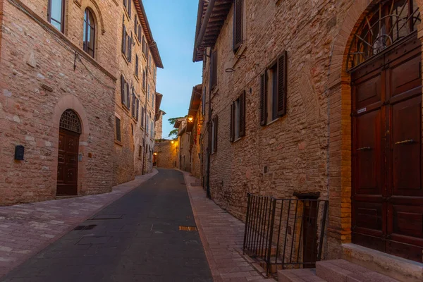 Západ Slunce Nad Úzkou Uličkou Starém Městě Assisi Itálii — Stock fotografie