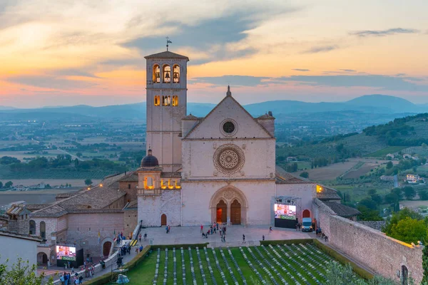 意大利阿西西的圣弗朗西教堂的日落 — 图库照片