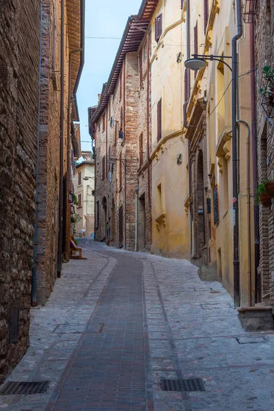 Enge Gasse Der Altstadt Von Spello Italien — Stockfoto