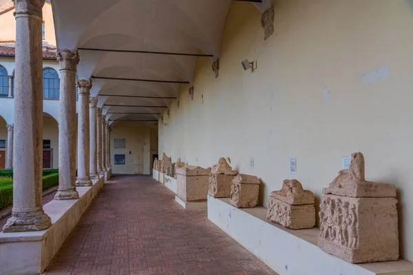 Perugia, İtalya 'daki San Domenico manastırının avlusunda..