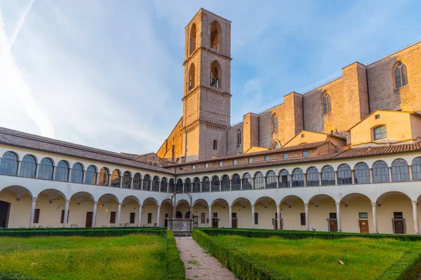 Двор Монастыря Сан Доменико Перудже Италия — стоковое фото