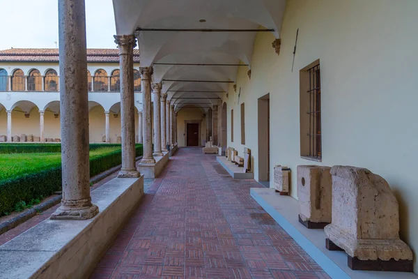 Perugia, İtalya 'daki San Domenico manastırının avlusunda..