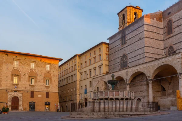 IV. Piazza Novembre üzerinde gün doğumu ve İtalya 'nın eski Perugia kasabasındaki katedral.