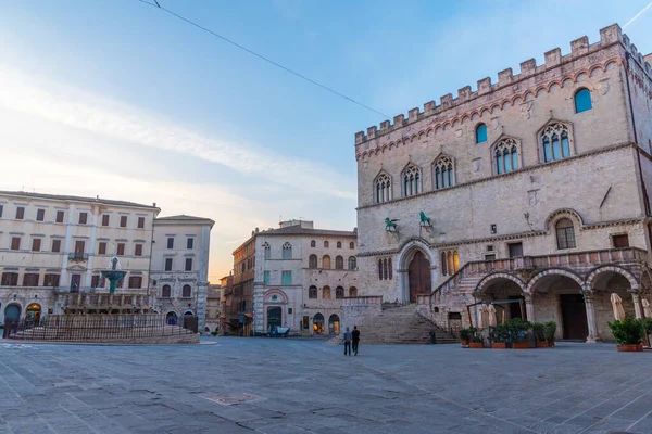İtalya 'nın eski Perugia kasabasında, Palazzo dei Priori' nin üzerinde gün doğumu.