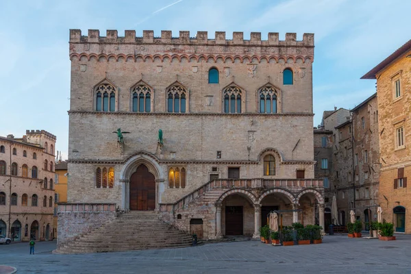 İtalya 'nın eski Perugia kasabasında, Palazzo dei Priori' nin üzerinde gün doğumu.