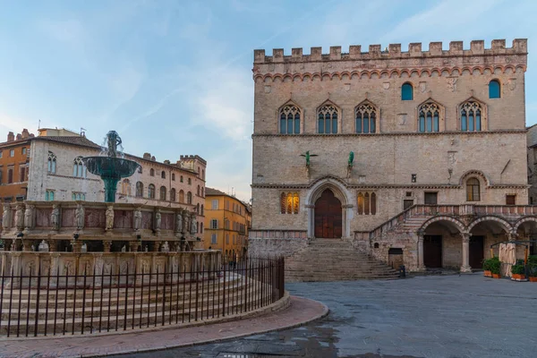 İtalya 'nın eski Perugia kasabasında, Palazzo dei Priori' nin üzerinde gün doğumu.