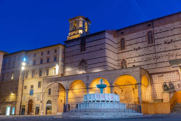 IV. Piazza Novembre üzerinde gün doğumu ve İtalya 'nın eski Perugia kasabasındaki katedral.