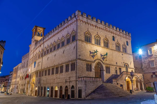 İtalya 'nın eski Perugia kasabasında, Palazzo dei Priori' nin üzerinde gün doğumu.