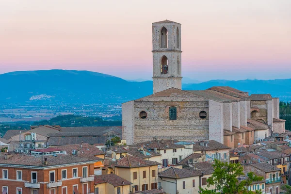 Perugia, İtalya 'daki San Domenico manastırının günbatımı manzarası.