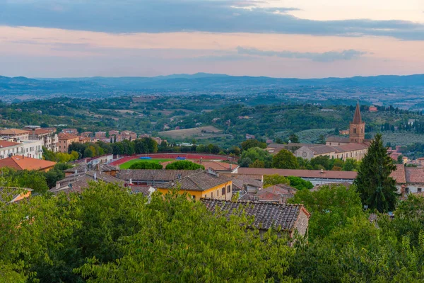 İtalya, Rocca Paolina 'dan Perugia' nın gün batımı manzarası.