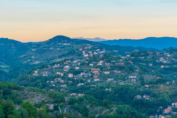 İtalya, Perugia yakınlarındaki manzaranın gün batımı manzarası.