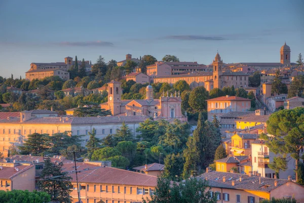 İtalya 'nın Perugia kentinin günbatımı manzarası.